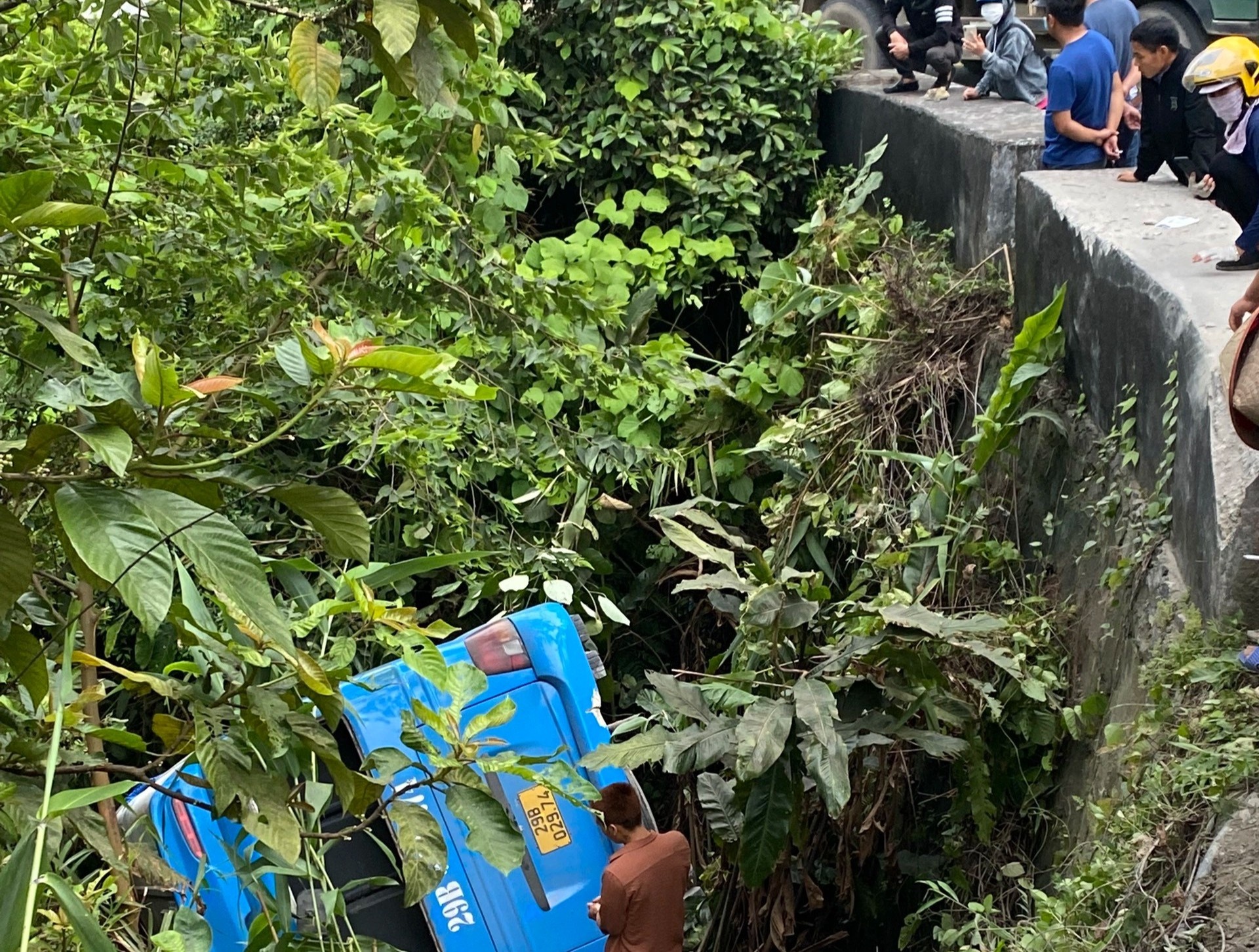 Oto khach cho 30 nguoi lao xuong vuc o Tam Dao hinh anh