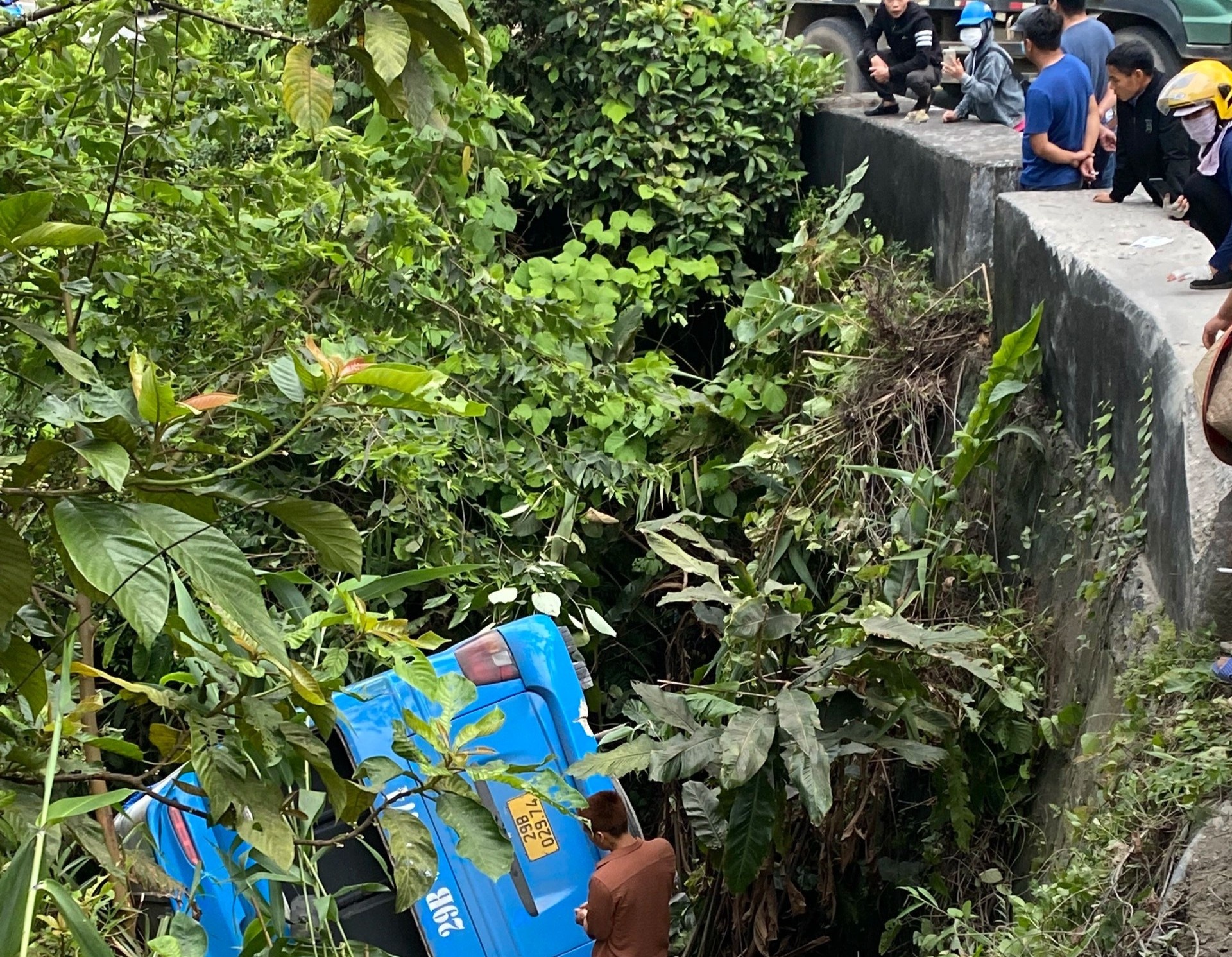 Xe khach roi xuong vuc tam dao anh 1