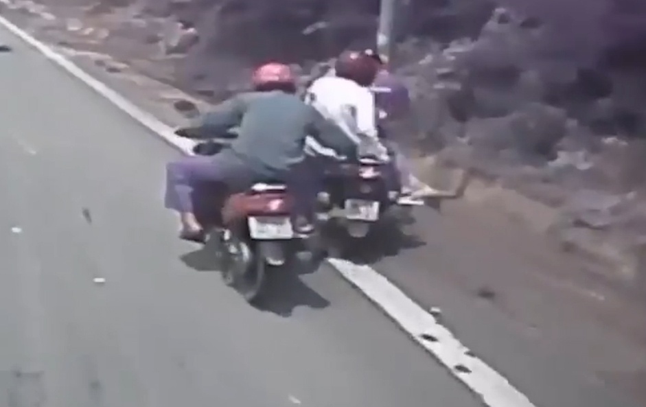 Nguoi dan ong cuu 3 nguoi tren chiec xe mat phanh hinh anh