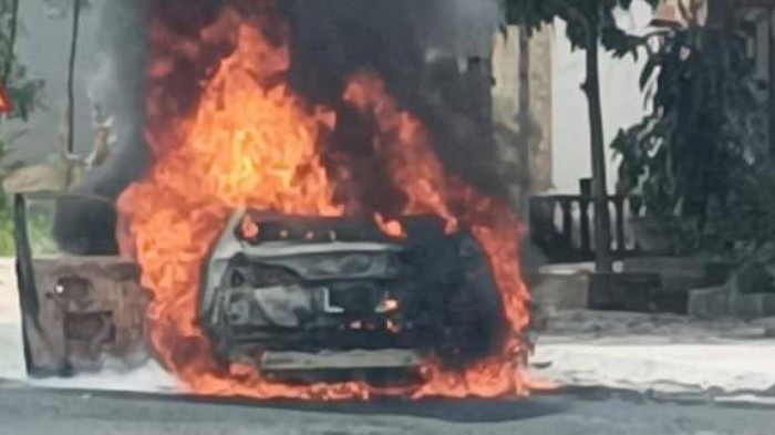 Oto boc chay ngun ngut tren quoc lo hinh anh