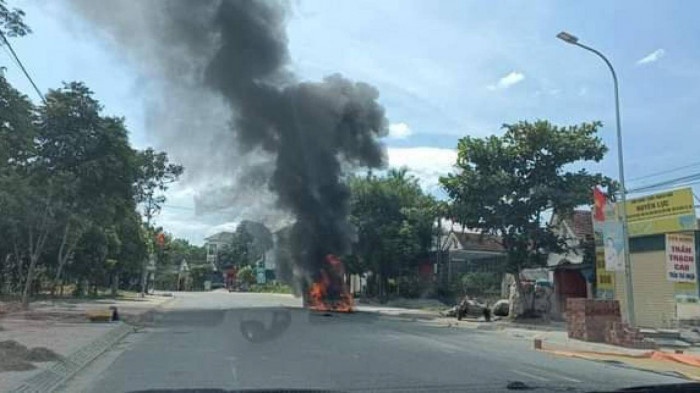 chay xe tren quoc lo anh 1