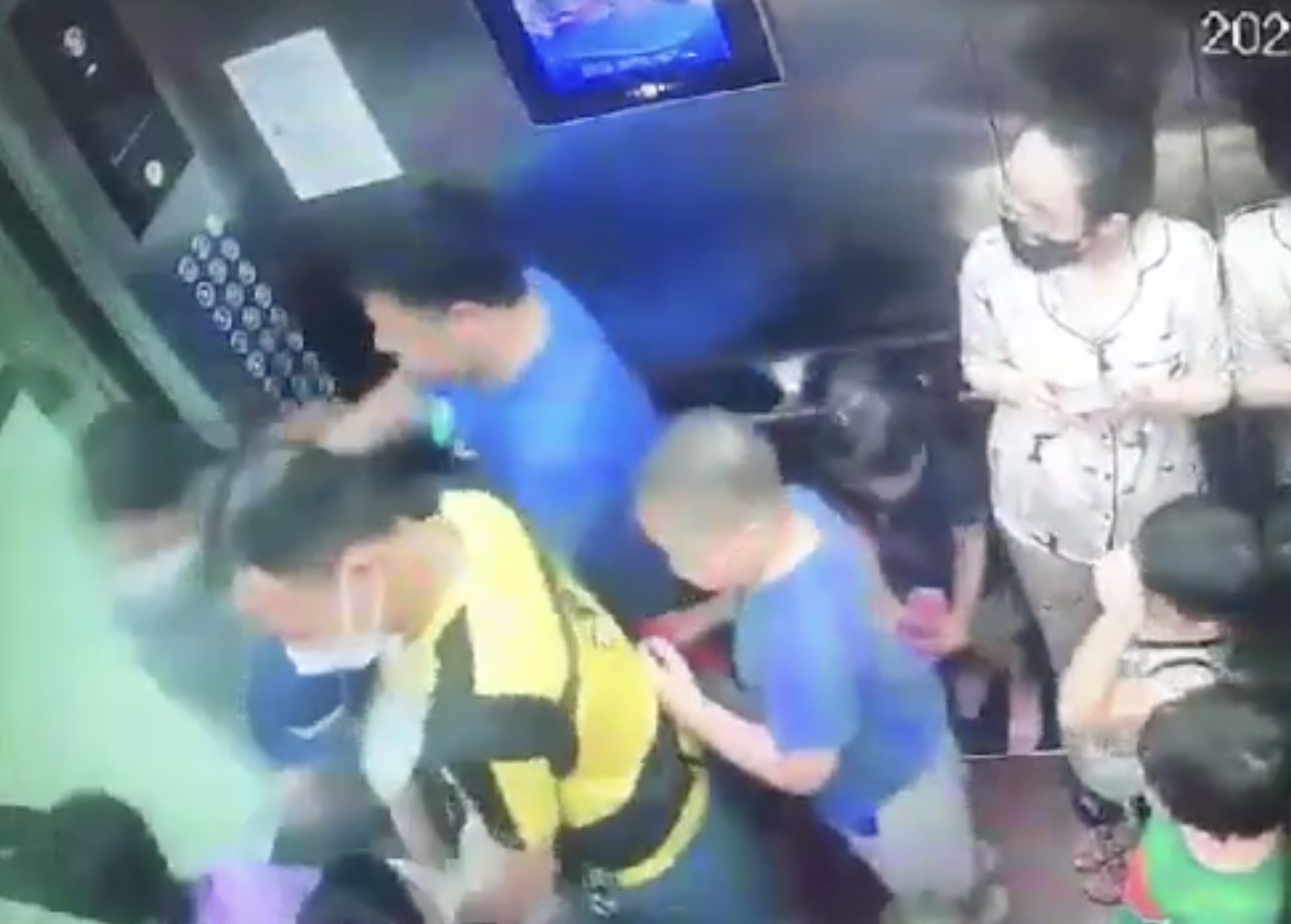 Camera ghi canh ga dan ong danh nguoi phu nu di cung thang may hinh anh