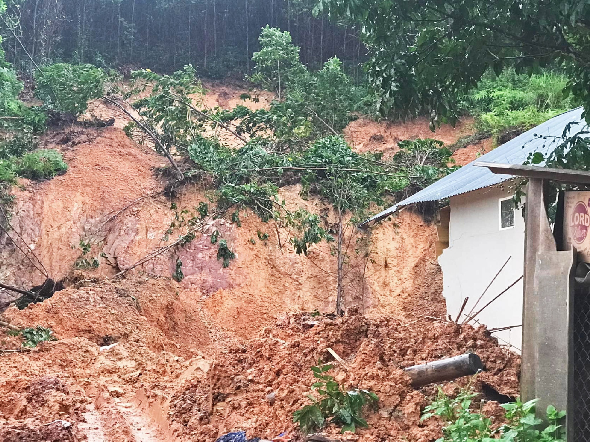 3 nguoi trong gia dinh bi dat da vui lap sau tran mua lon hinh anh
