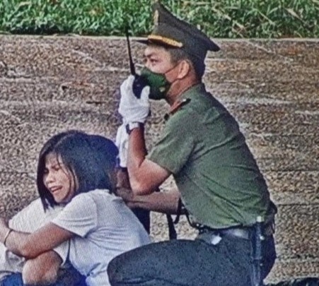 Trung si canh ve dung ngon tay ngan nguoi co giat can luoi hinh anh