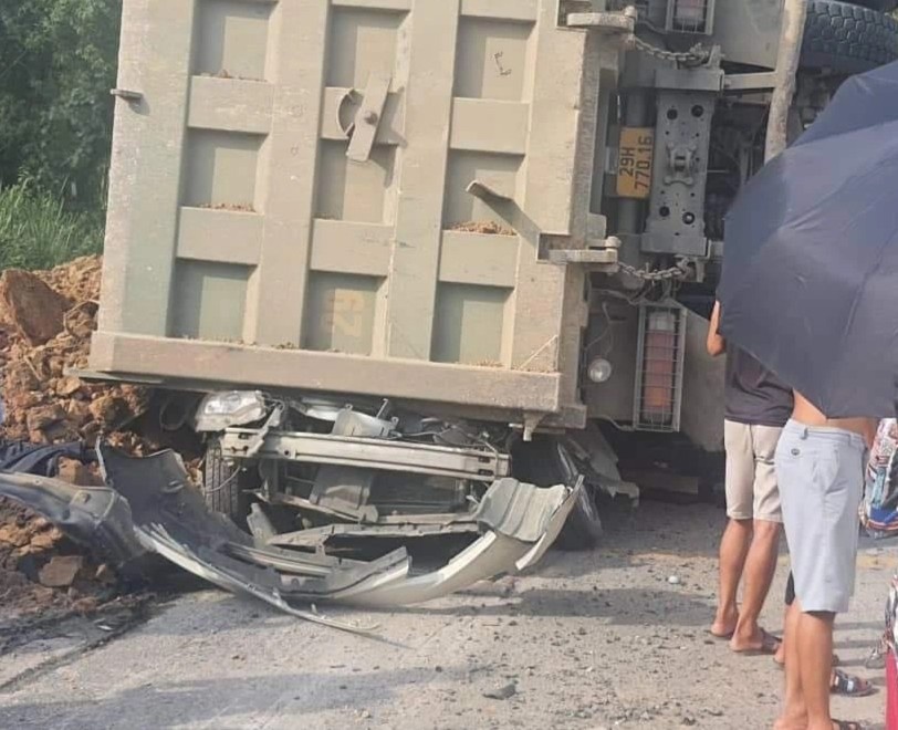 Xe tai lat, de chet 3 nguoi trong oto con hinh anh