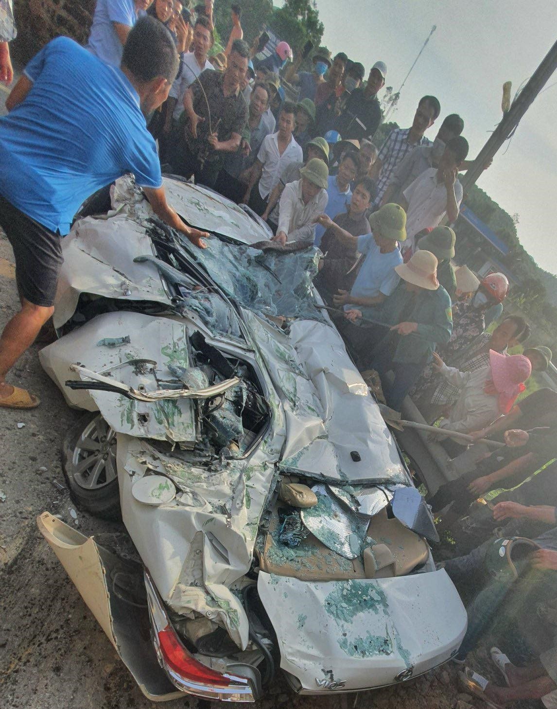 xe tai de xe con 3 nguoi chet anh 1