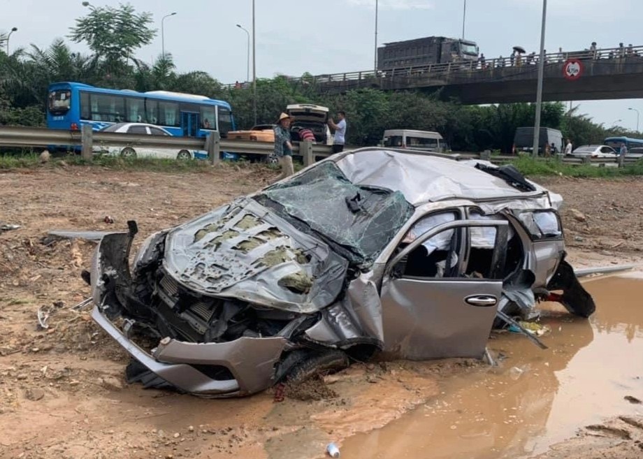 Toyota Fortuner bi Lexus RX350 huc vang khoi dai lo Thang Long hinh anh