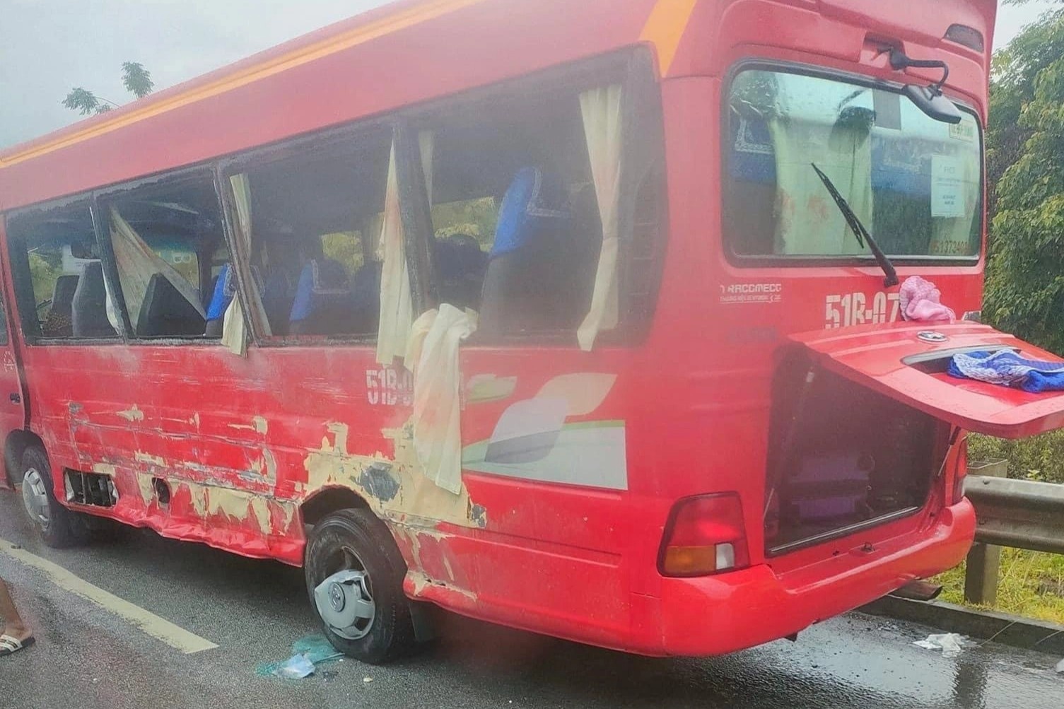 Hai xe khach va cham, 6 nguoi thuong vong hinh anh