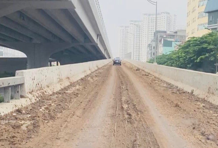 Truy tim tai xe de dat da roi vai o duong tren cao hinh anh