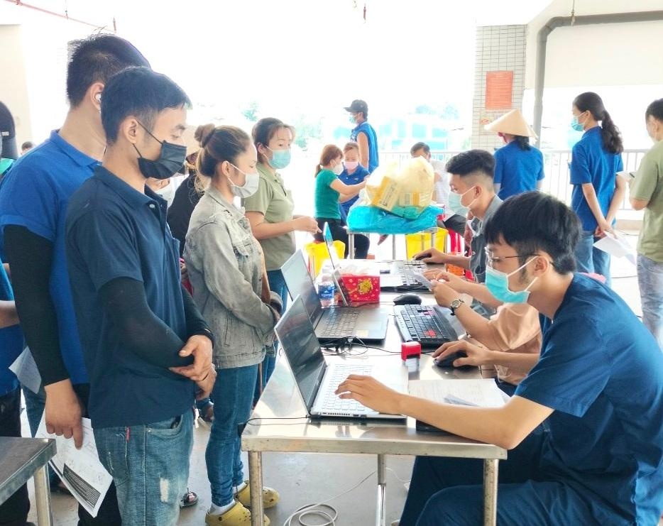 Thieu nhan vien y te anh 1