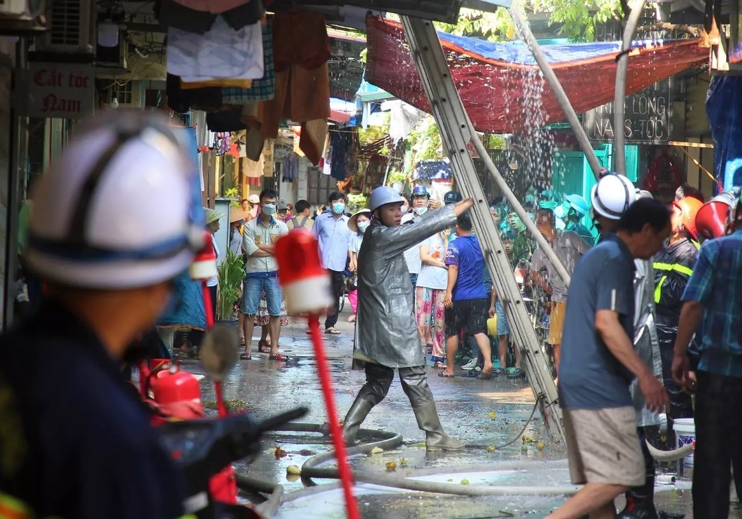 Khu tap the nao loan vi mot chao mo dang ran gay chay hinh anh