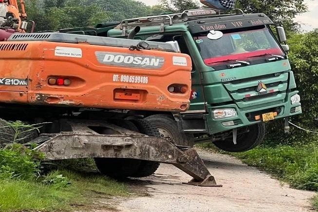 Chu tich huyen truc tiep bat xe Howo do trom chat thai o Ha Noi hinh anh