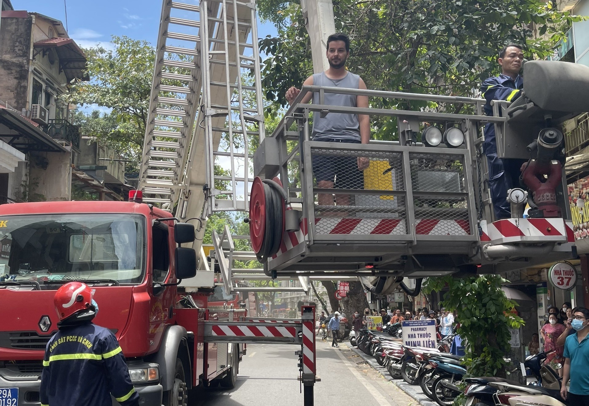 Giai cuu 4 khach Tay khi khach san o Ha Noi boc chay hinh anh