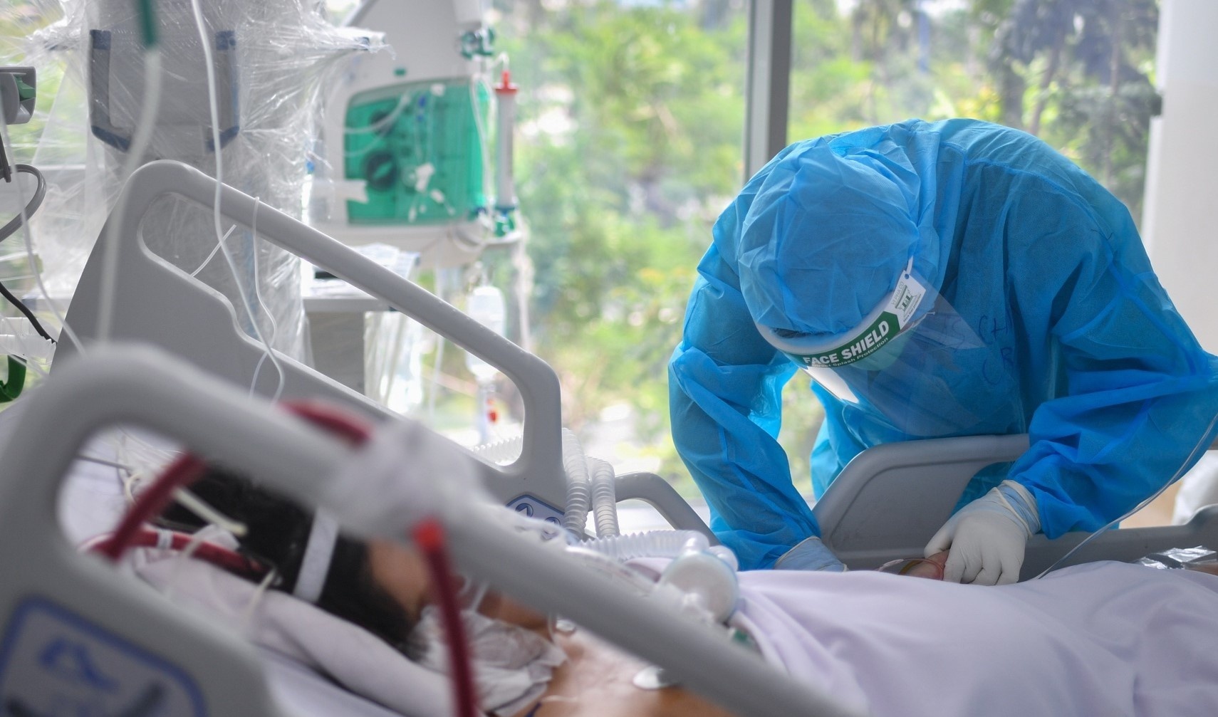 Thieu nhan vien y te tram trong hinh anh