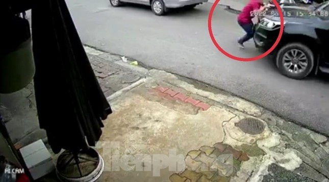 Chu no tong xe, cuon 'con no' vao gam oto hinh anh