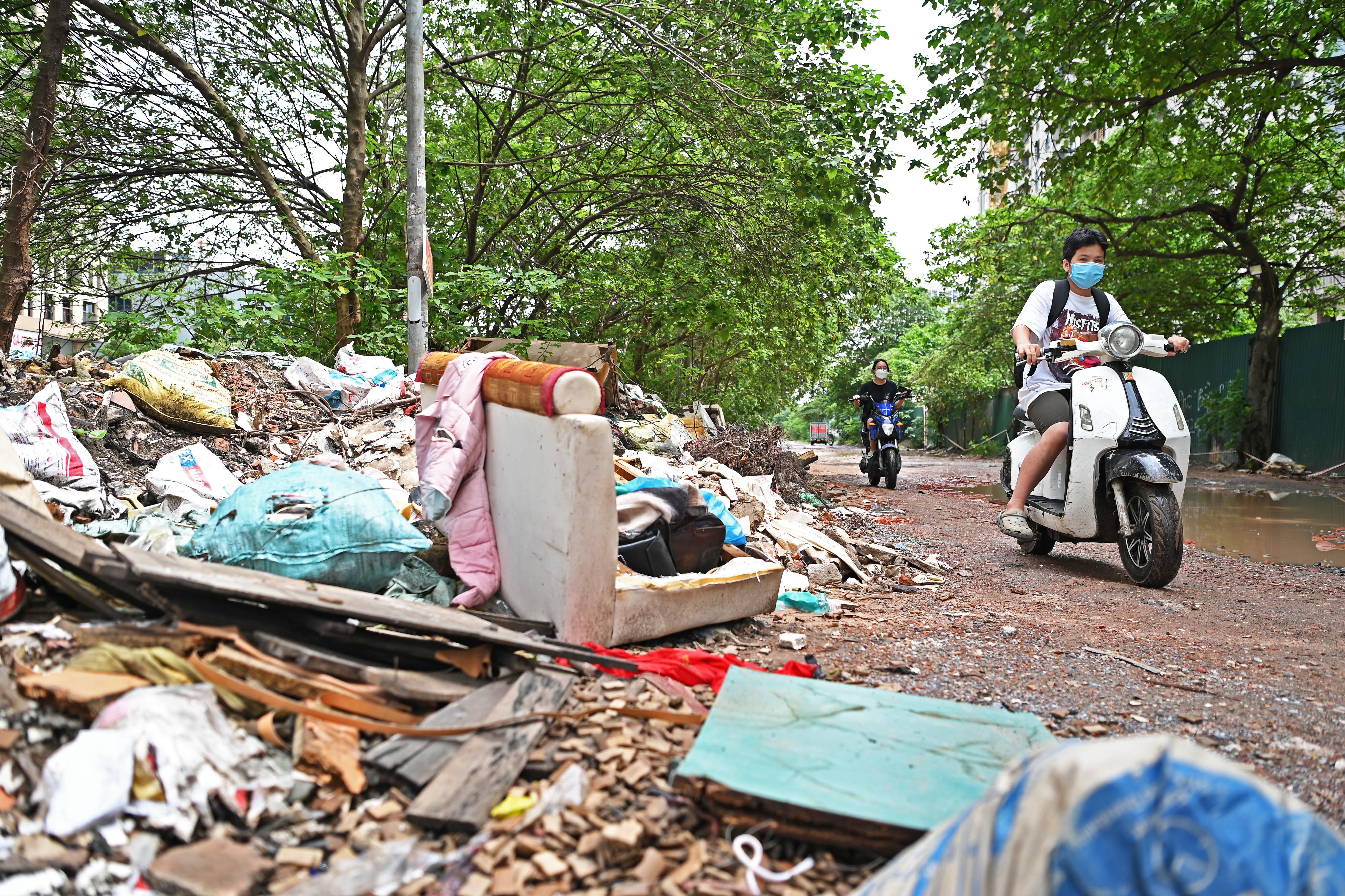 Đường Nguyễn Cảnh Dị xuống cấp ảnh 3 Duong Nguyen Canh Di xuong cap anh 3