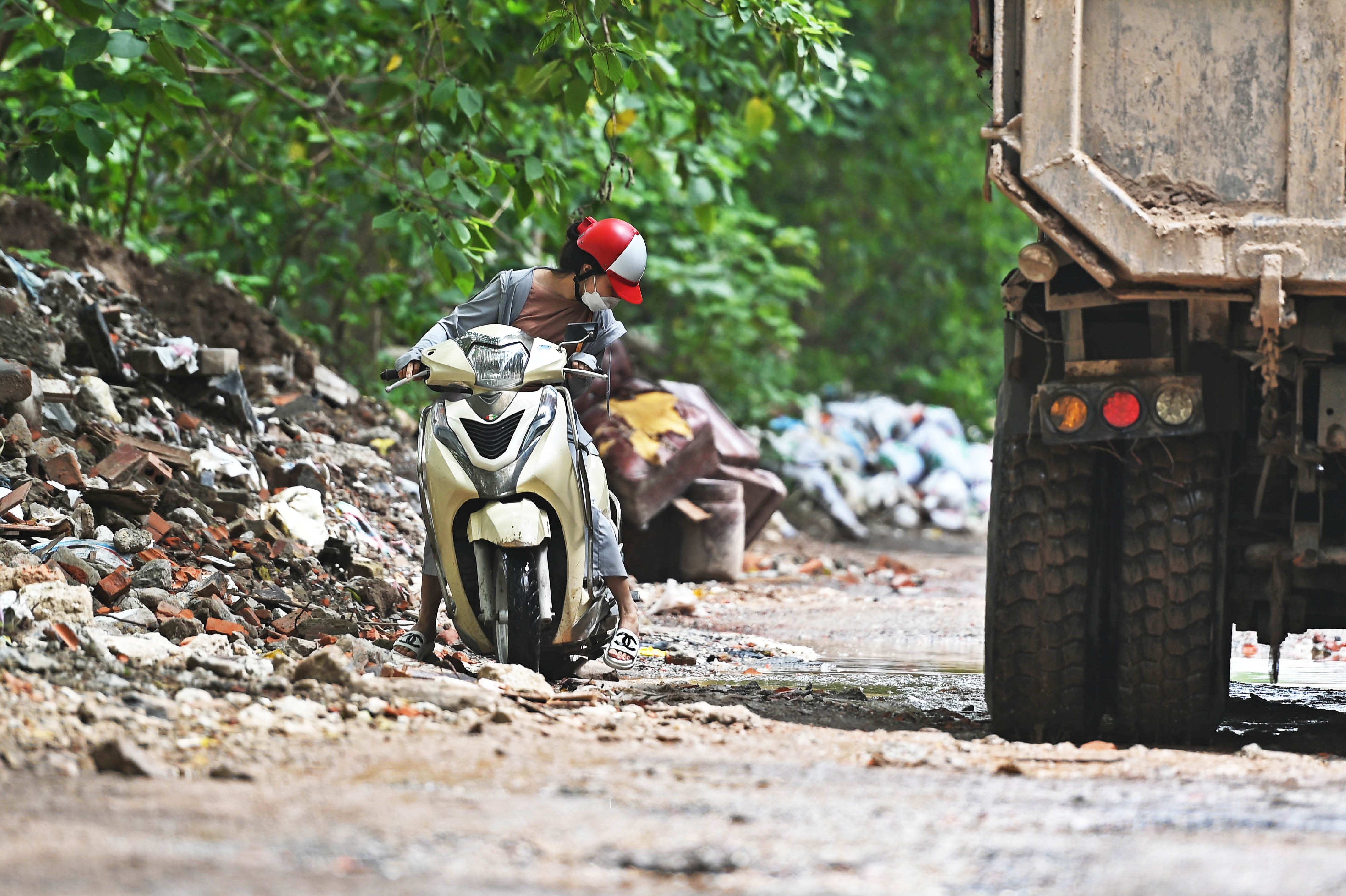 Đường Nguyễn Cảnh Dị xuống cấp ảnh 4 Duong Nguyen Canh Di xuong cap anh 4