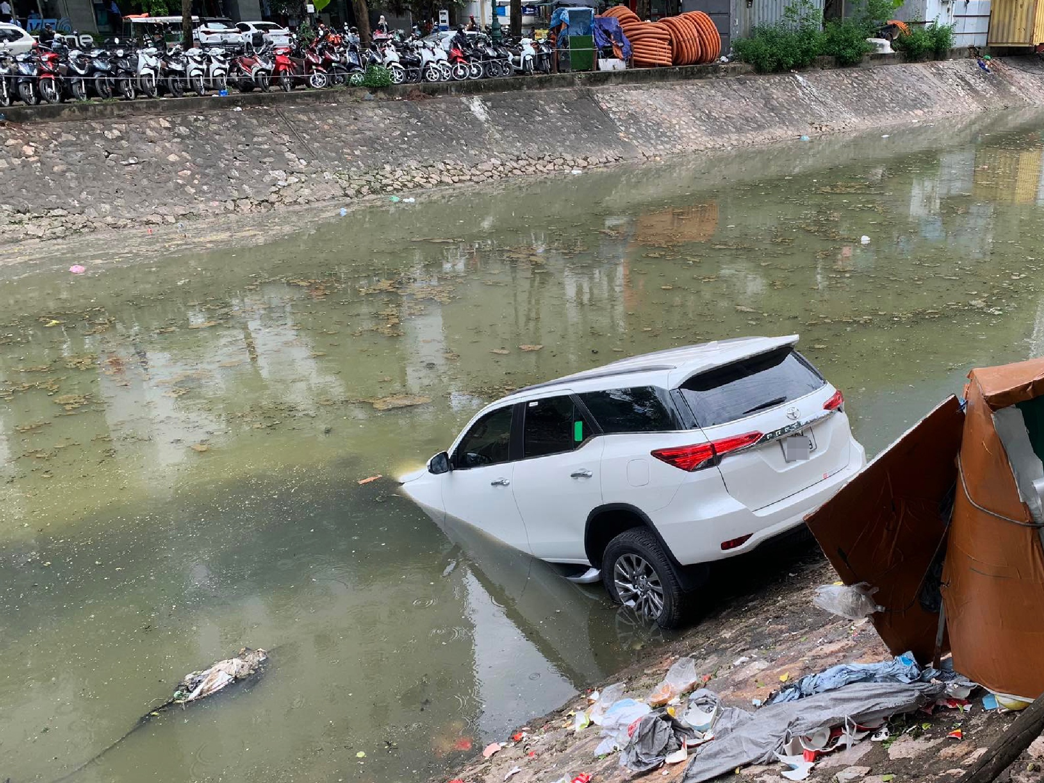 Toyota Fortuner lao xuong song Kim Nguu hinh anh