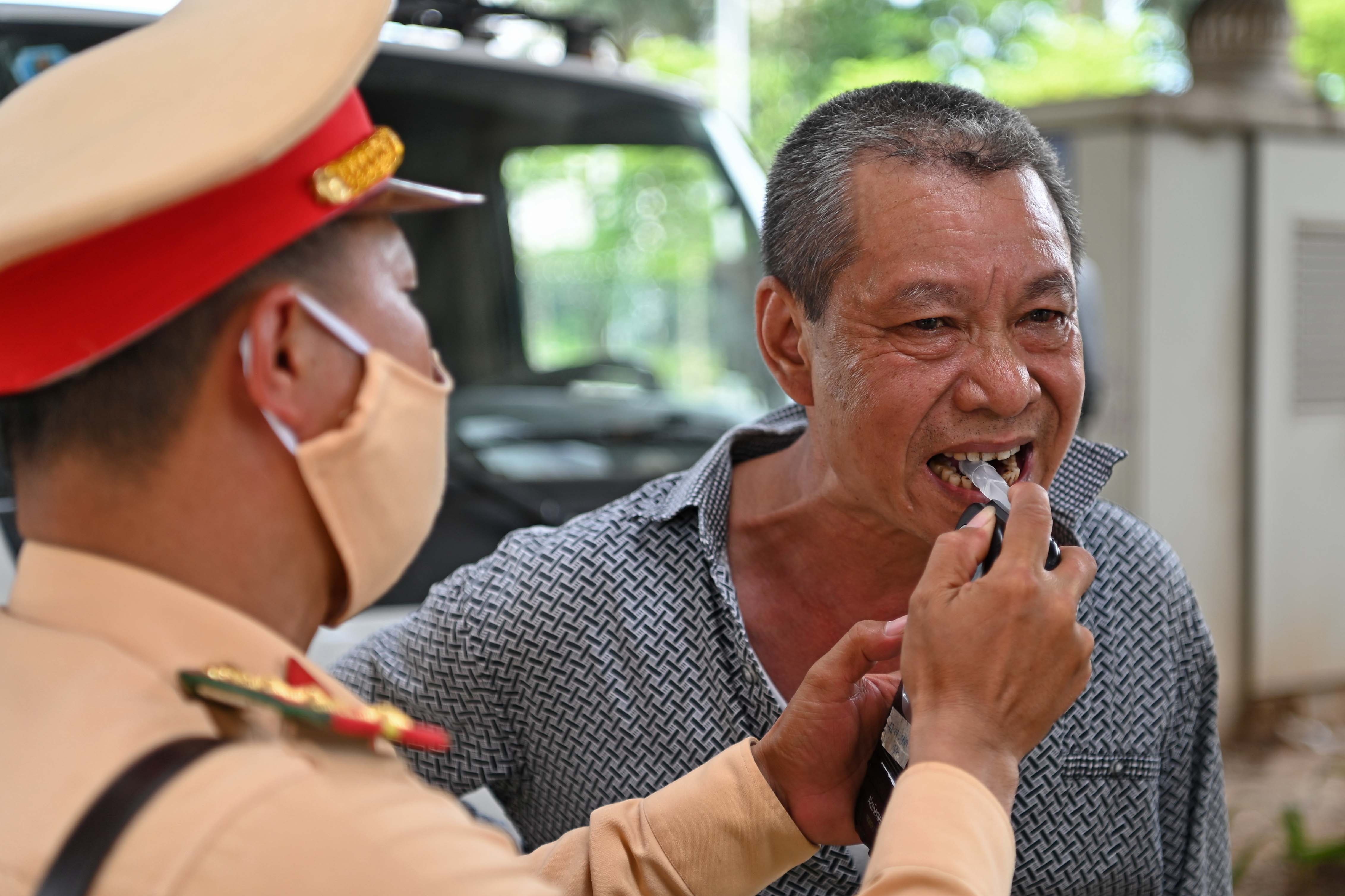 Tai xe can ong do nong do con khi bi kiem tra hinh anh