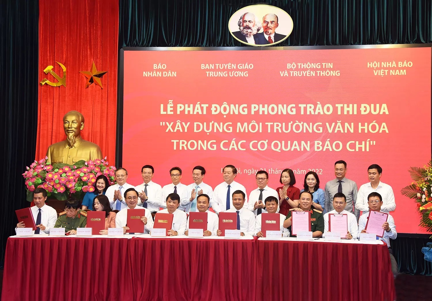 Xay dung moi truong van hoa trong cac co quan bao chi anh 1