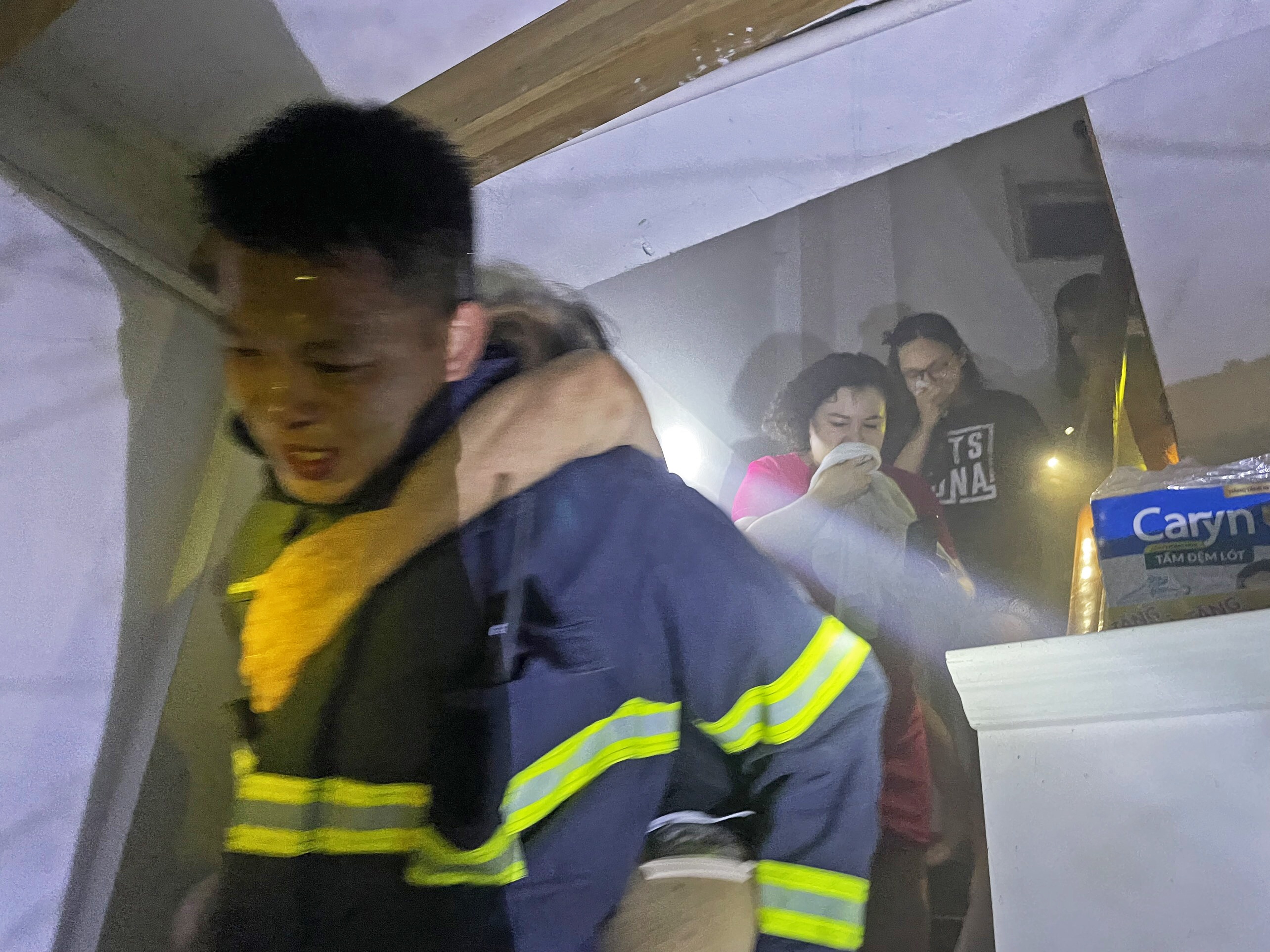 Can nha o pho co boc chay, 6 nguoi mac ket hinh anh