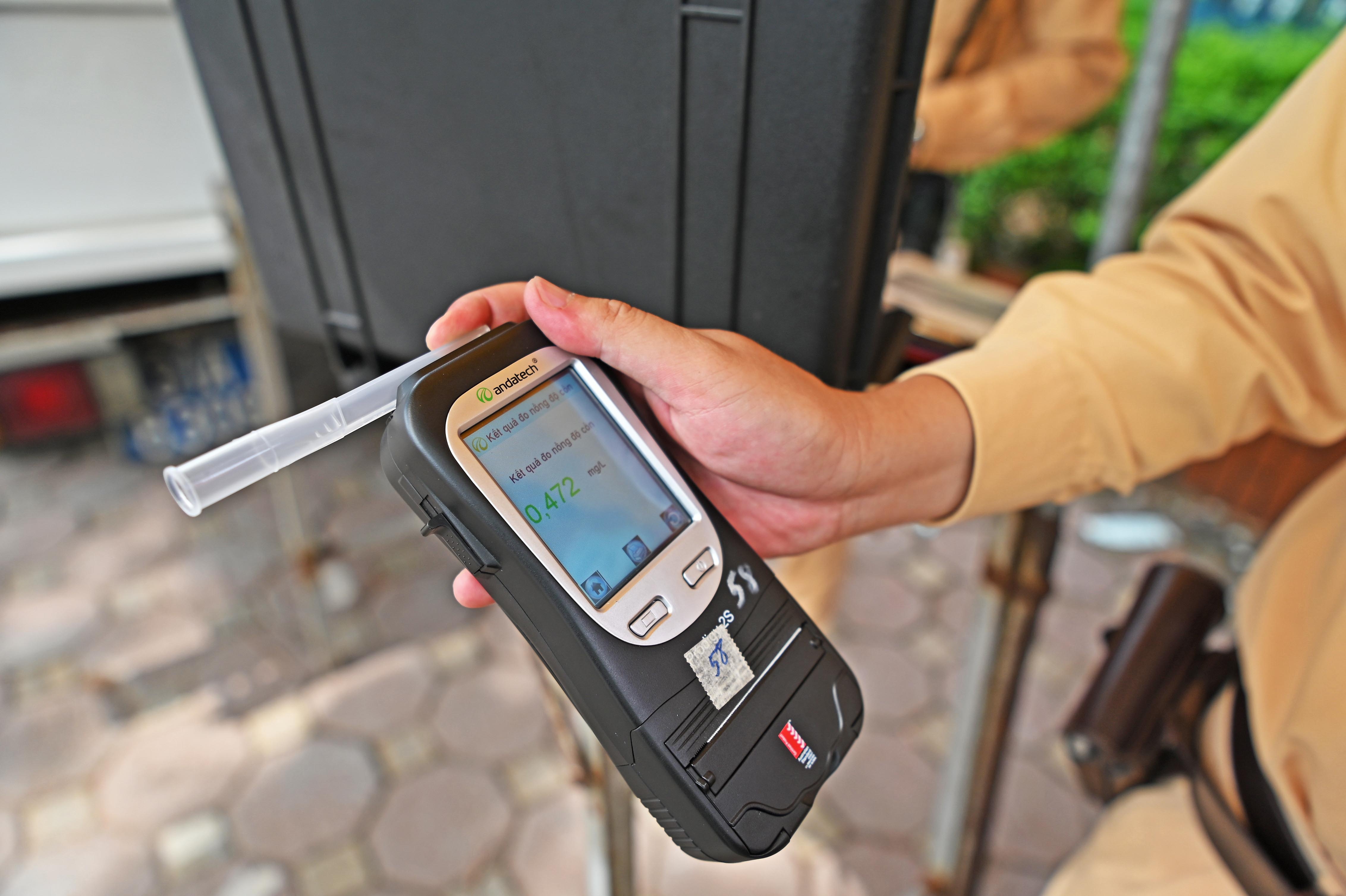 bo di khi bi csgt kiem tra nong do con anh 6