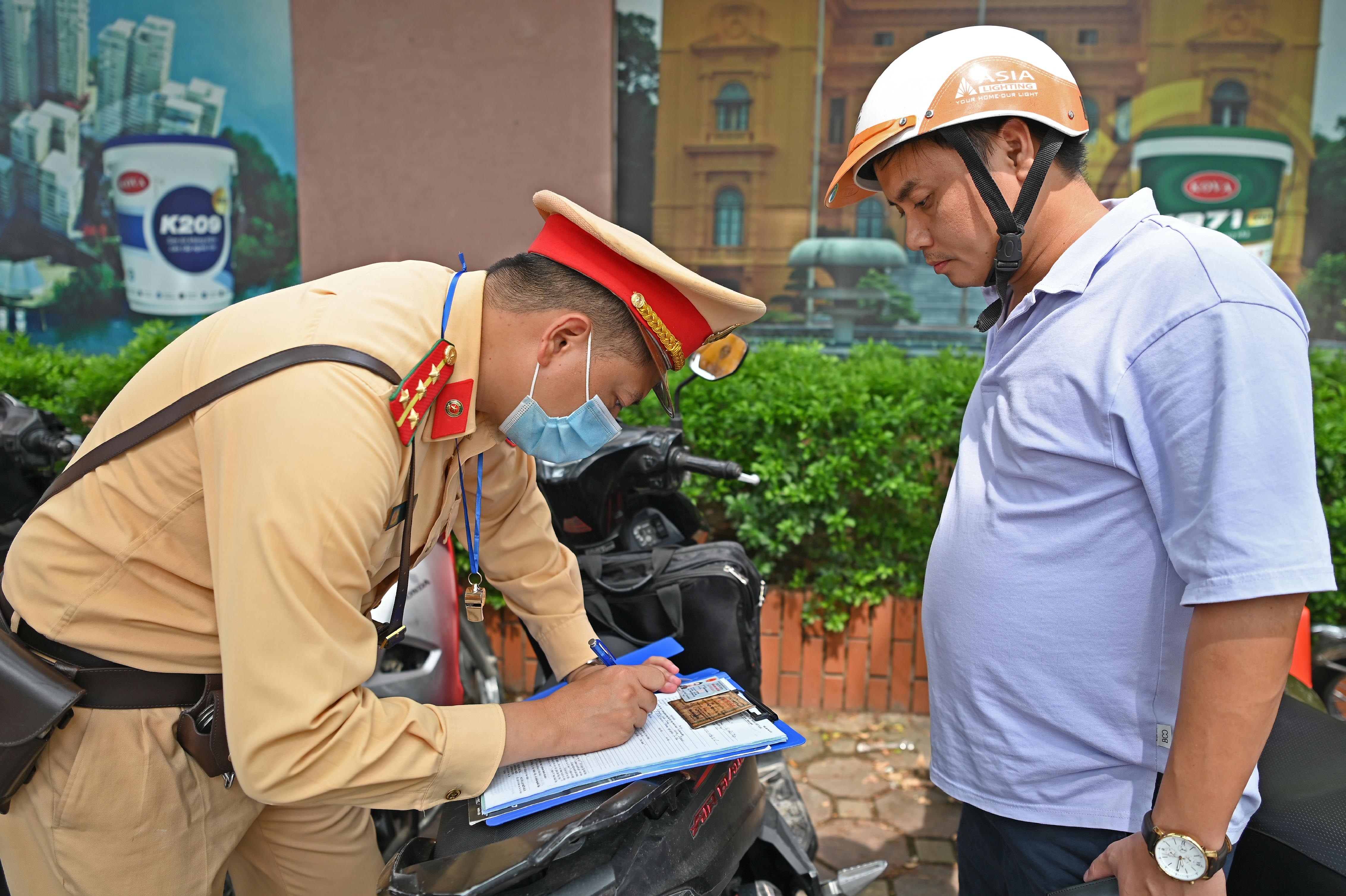 bo di khi bi csgt kiem tra nong do con anh 7