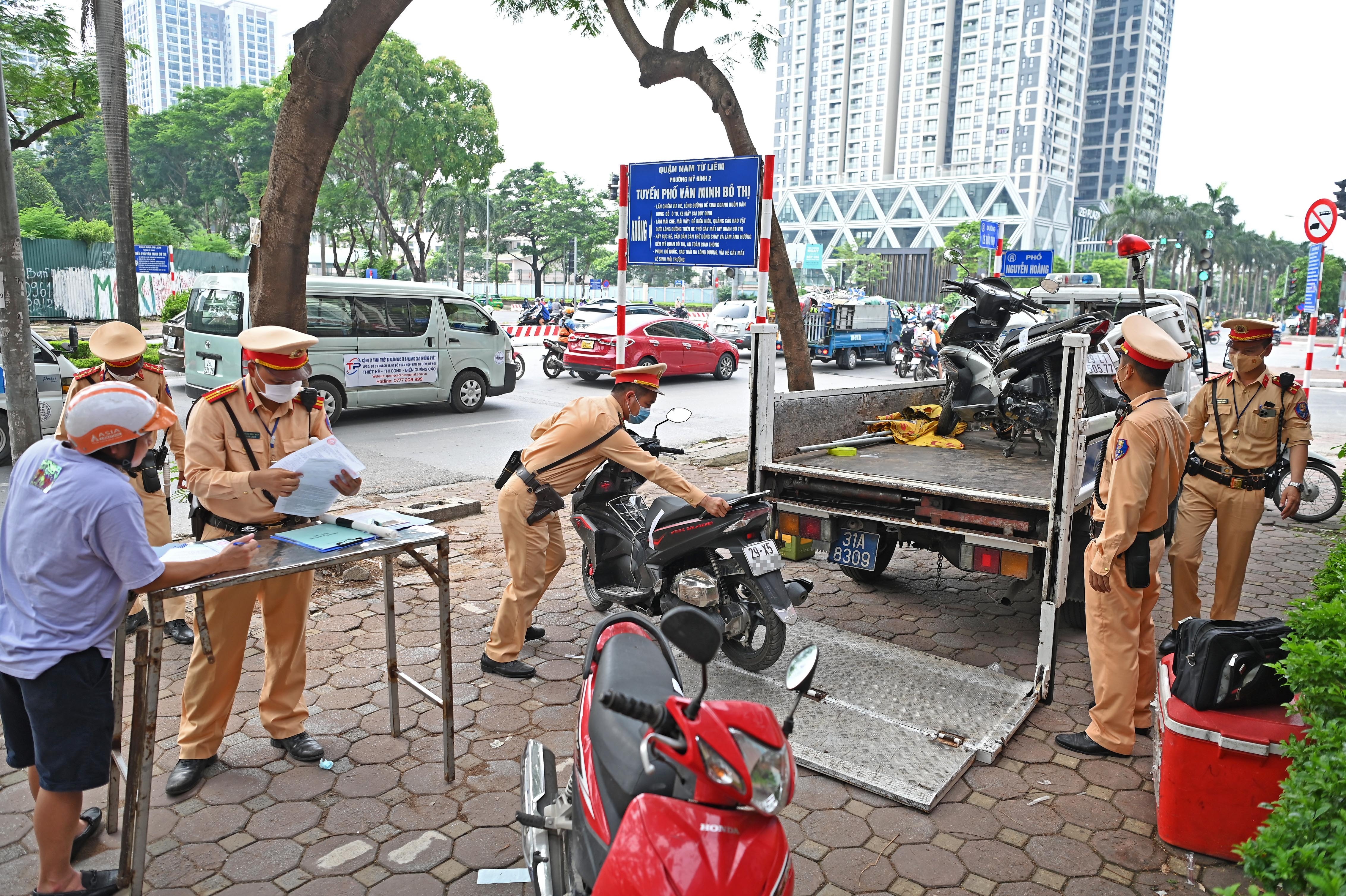 bo di khi bi csgt kiem tra nong do con anh 10