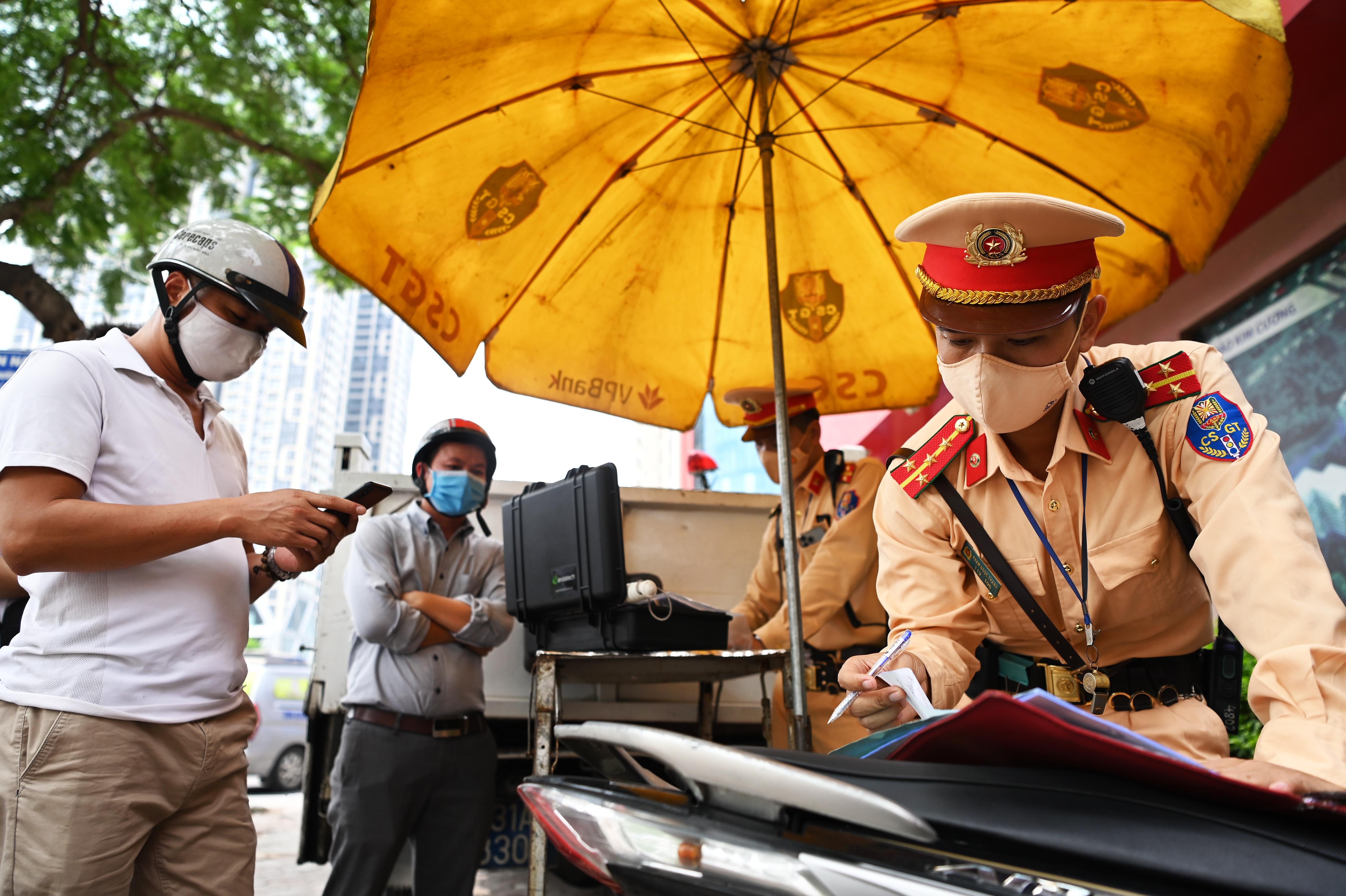 bo di khi bi csgt kiem tra nong do con anh 4