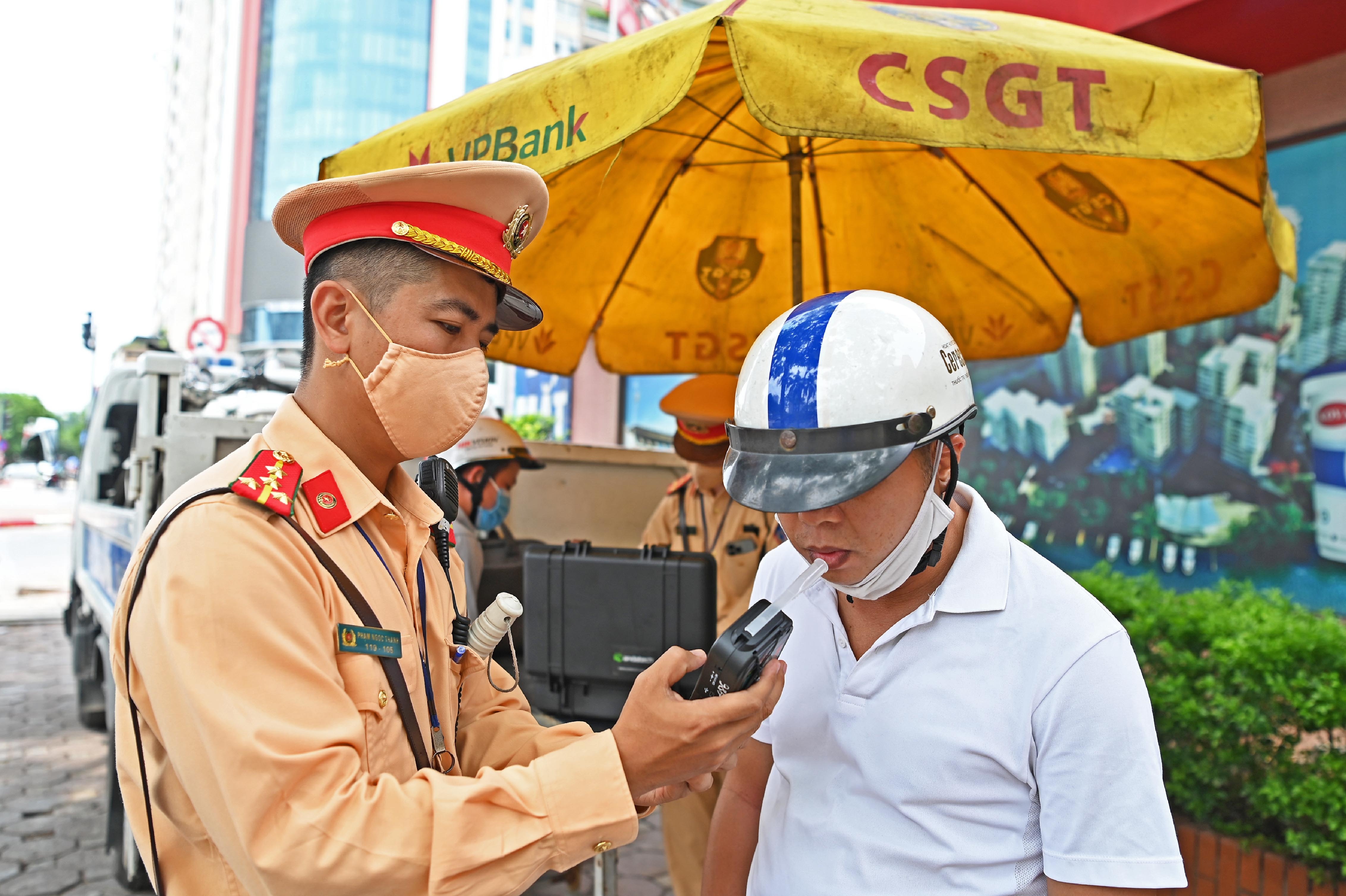 bo di khi bi csgt kiem tra nong do con anh 3