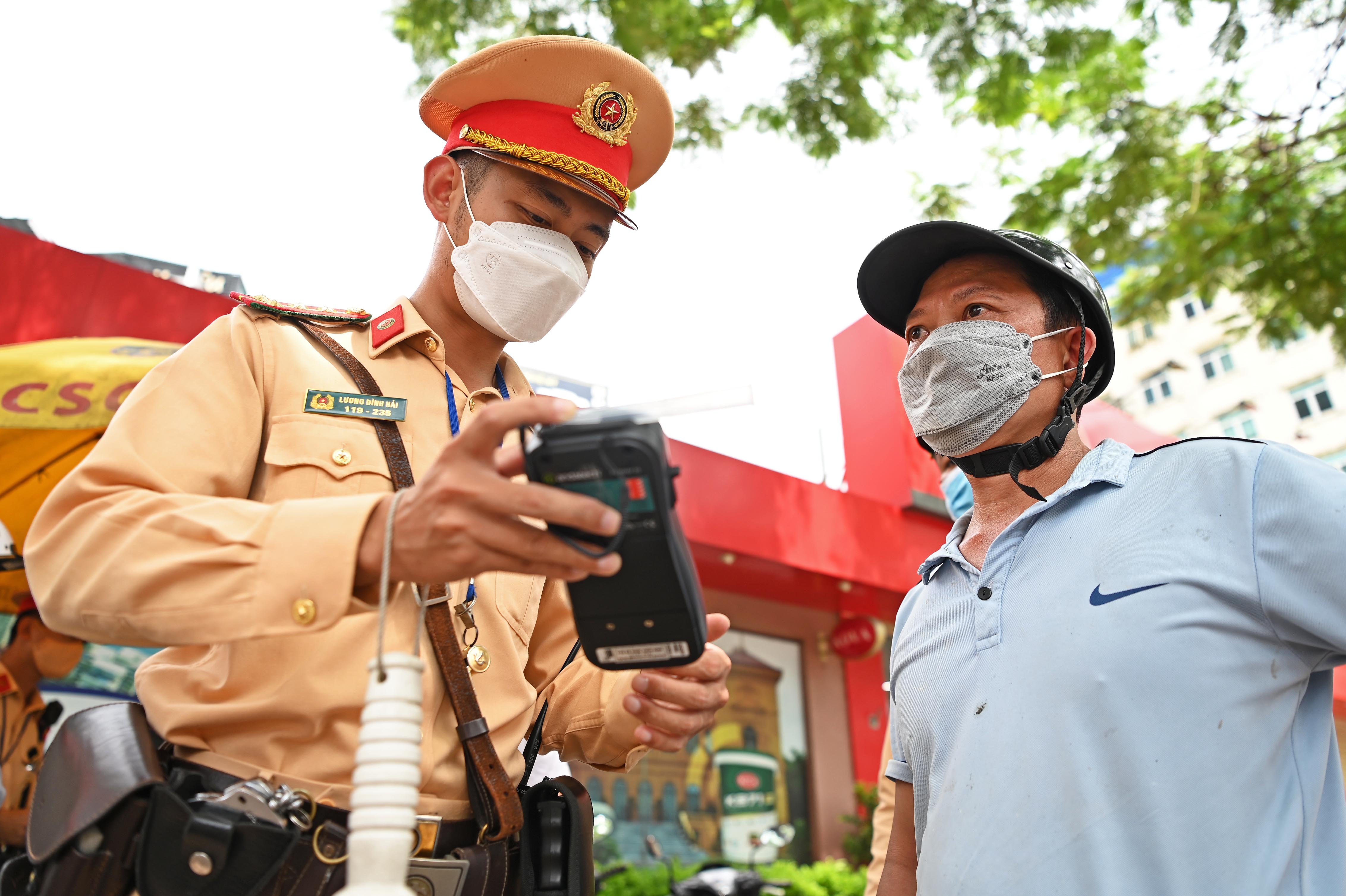 bo di khi bi csgt kiem tra nong do con anh 2