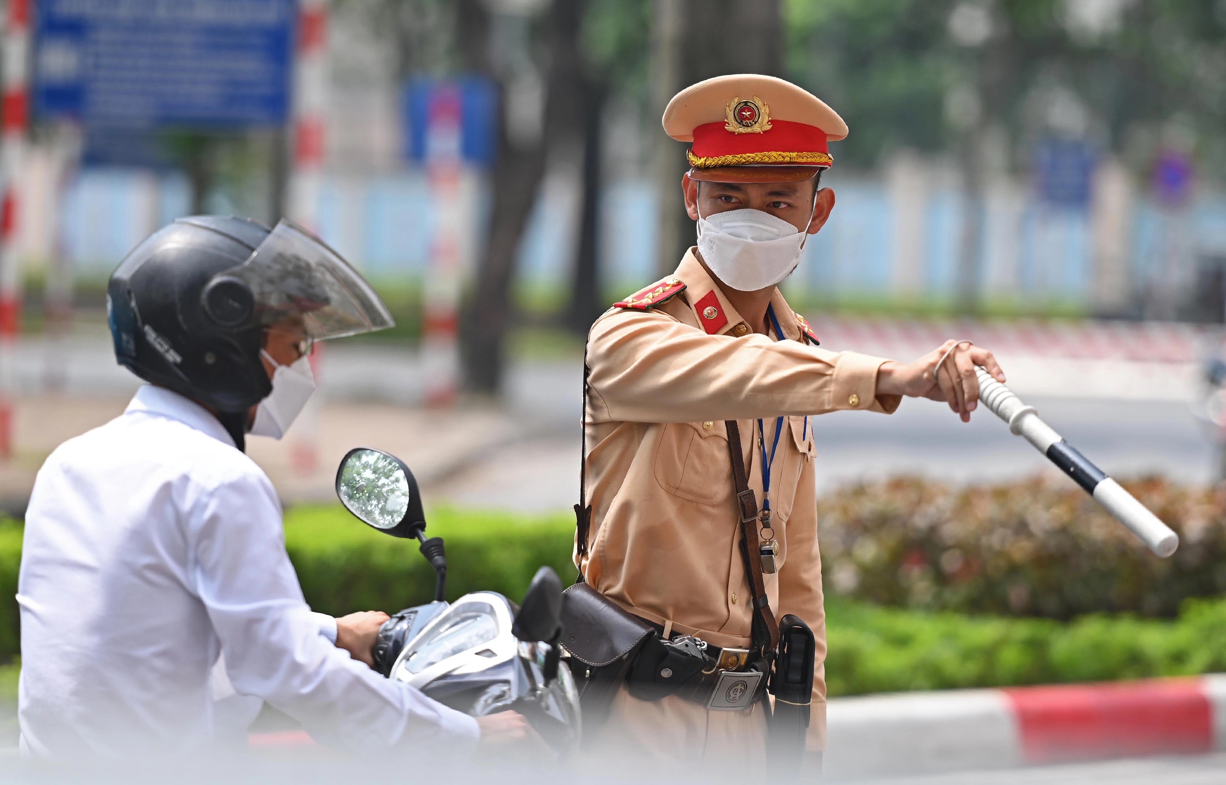 bo di khi bi csgt kiem tra nong do con anh 1