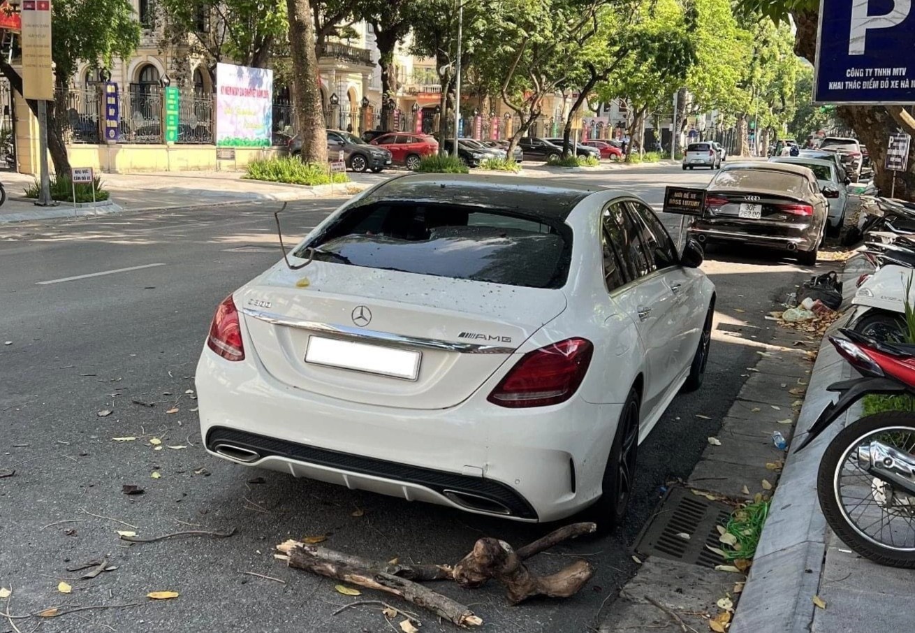 Mercedes C300 AMG bi roi vo kinh anh 1