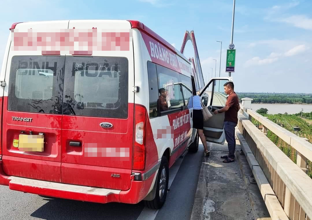 Nguoi than don 2 me con khoc tren cau Nhat Tan ve nha hinh anh