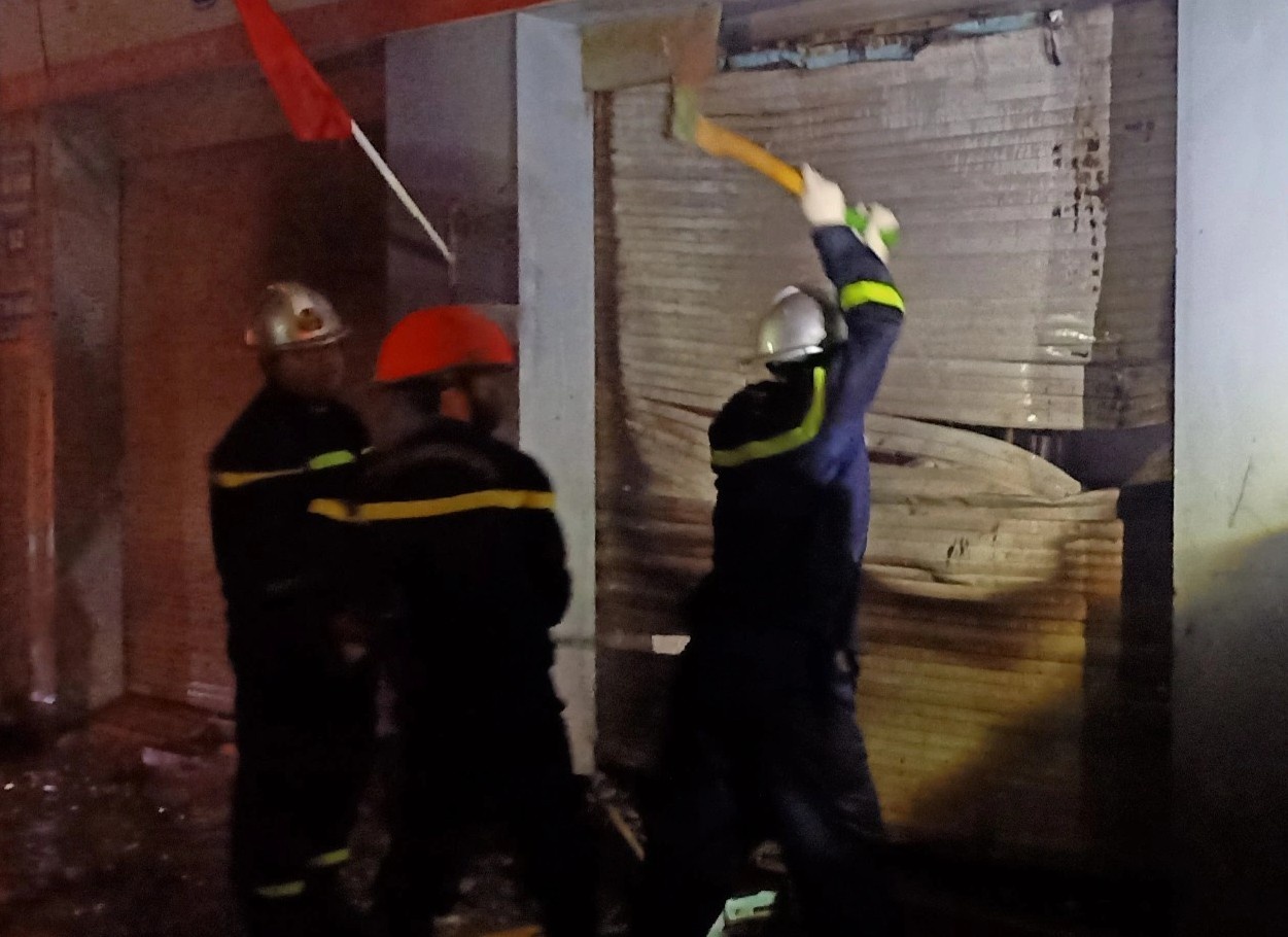 Bo me cung 2 con nho mac ket trong cua hang bi chay hinh anh