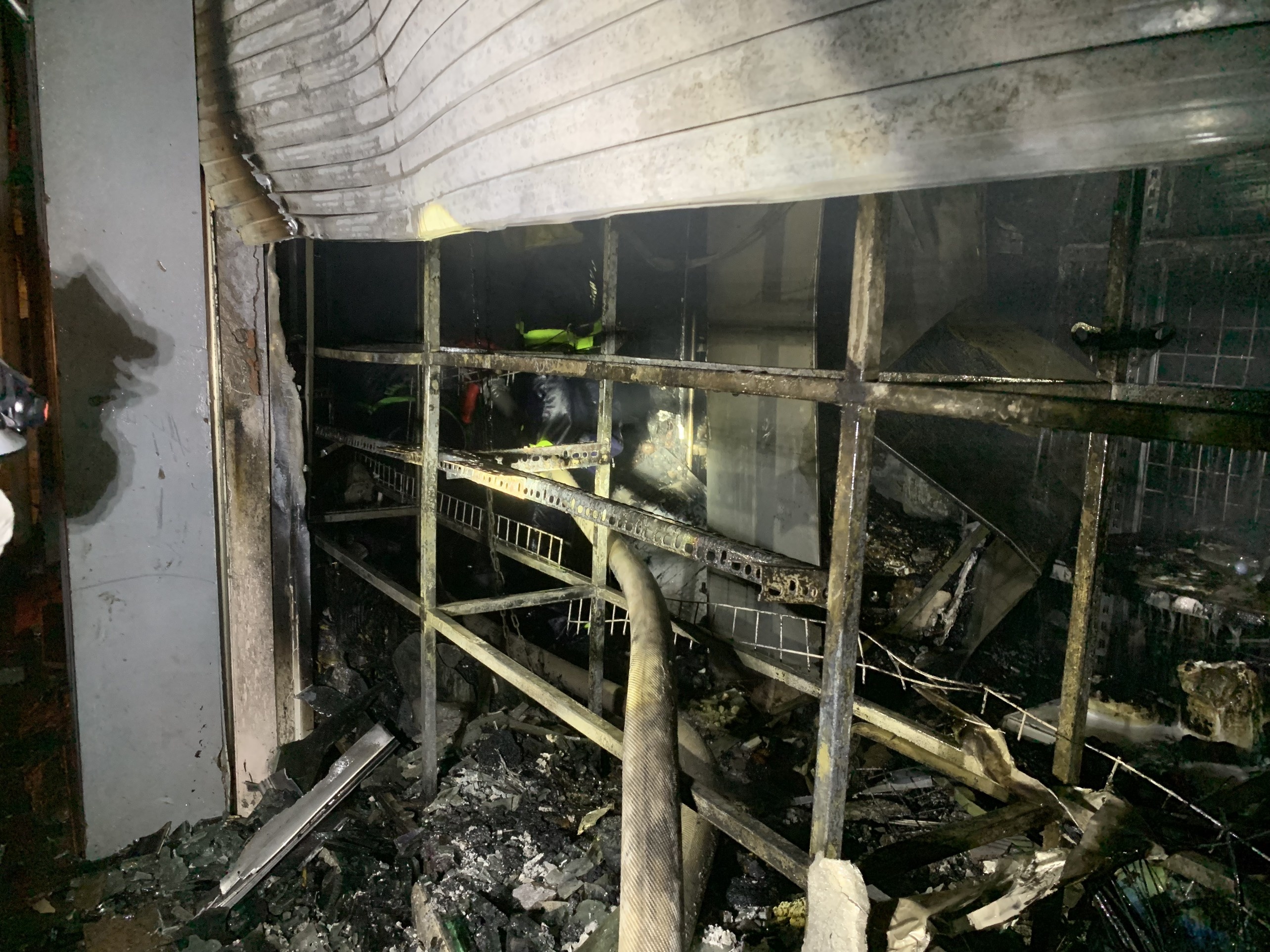 4 nguoi mac ket chay nha anh 1