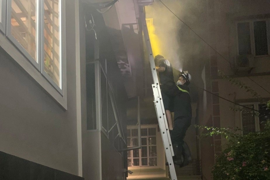 Vo chong cung 2 con trai mac ket trong dam chay o Ha Noi hinh anh