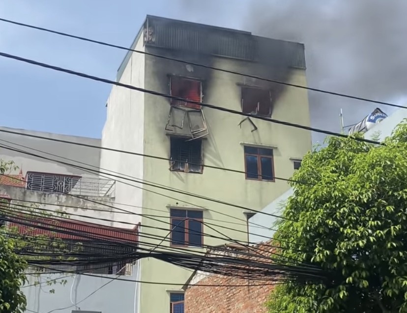 5 nguoi mac ket trong cua hang bi chay, mot nguoi chet hinh anh