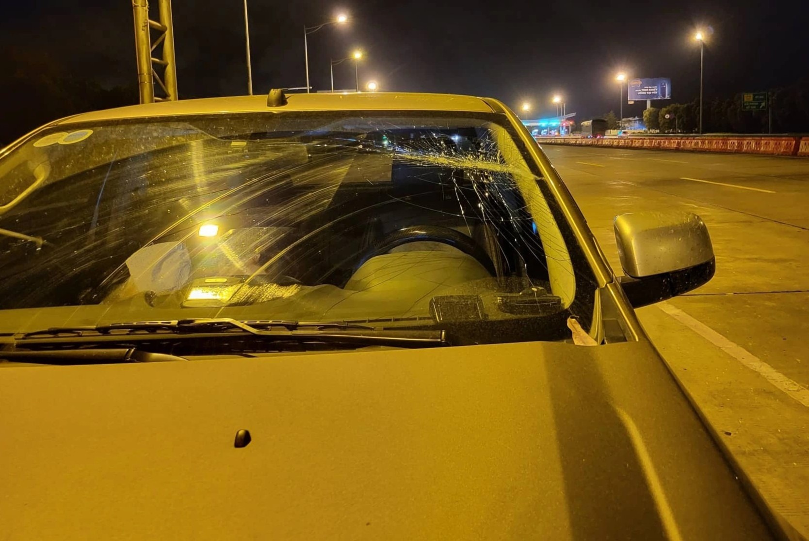 Barie tram thu phi dap vo kinh oto hinh anh