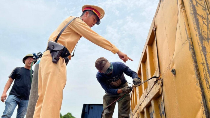 Tai xe va chu oto cho qua tai bi phat 78 trieu dong hinh anh