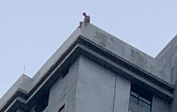 Nguoi dan ong la het tren noc chung cu Goldmark City hinh anh