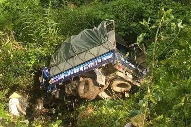 Xe tai lao xuong vuc, tai xe thiet mang tai cho hinh anh