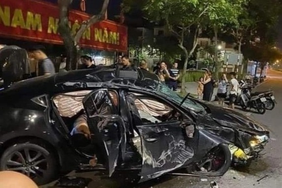 Xe Mazda bien dang vi tong bung binh, 2 nguoi bi thuong hinh anh