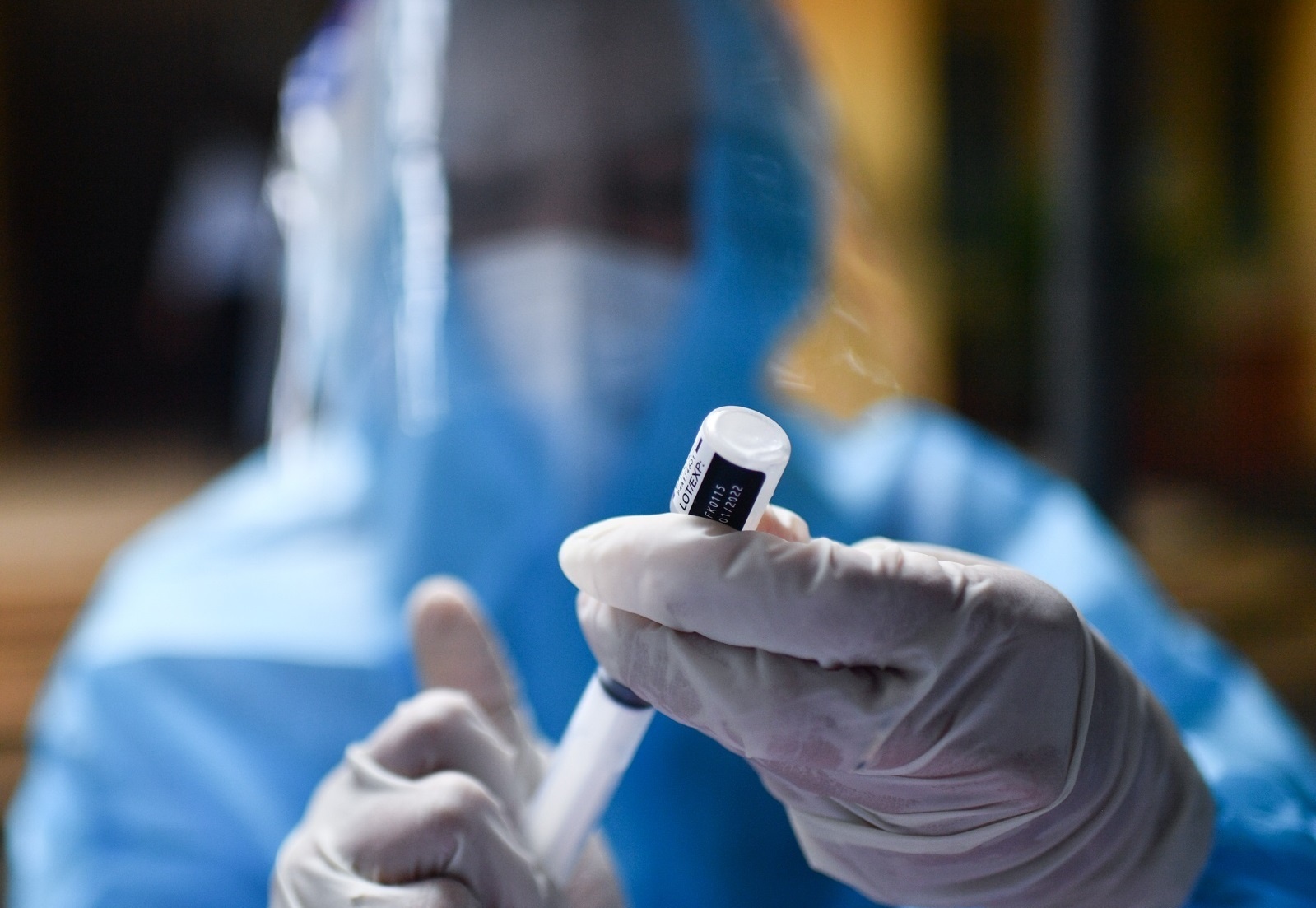 Nguoi dan ai ngai vi thong tin 'thuc day tiem vaccine sap het han' hinh anh