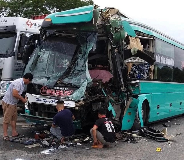 Dam duoi xe container, tai xe oto khach mac ket trong cabin hinh anh