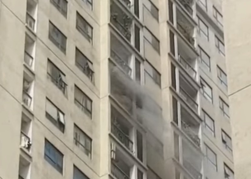 Cuu nam sinh mac ket trong can ho boc chay o tang 20 hinh anh