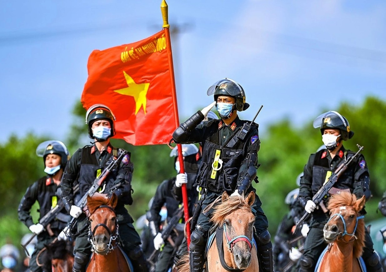 Canh sat ky binh chuan bi dieu hanh quanh pho di bo ho Guom hinh anh