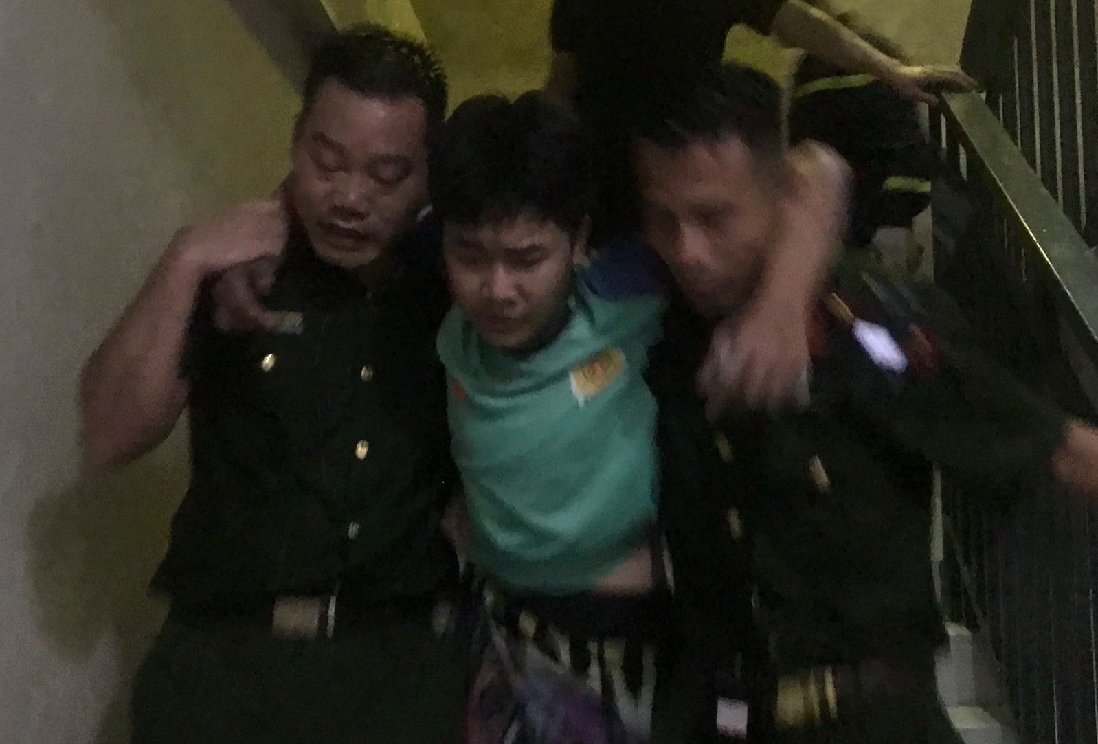 Giai cuu nam sinh mac ket trong can ho bi chay hinh anh