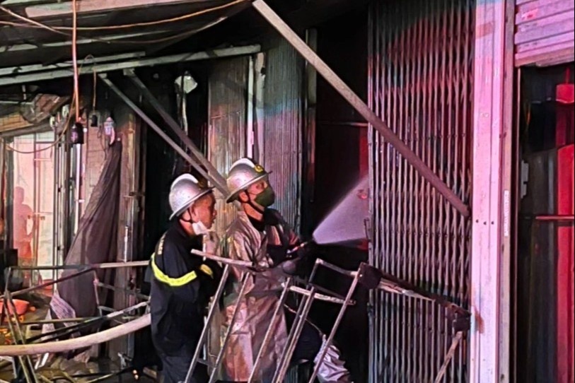 5 ki-ot ban quan ao o Ha Noi bi thieu rui hinh anh