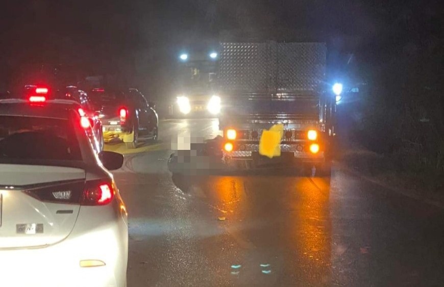 Hai cha con tu vong sau va cham voi xe tai tren quoc lo hinh anh